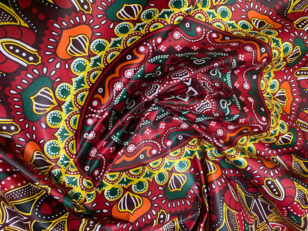 Koje su jedinstvene značajke poliesterske afričke voštane tkanine u usporedbi s tradicionalnom afričkom batik tkaninom?